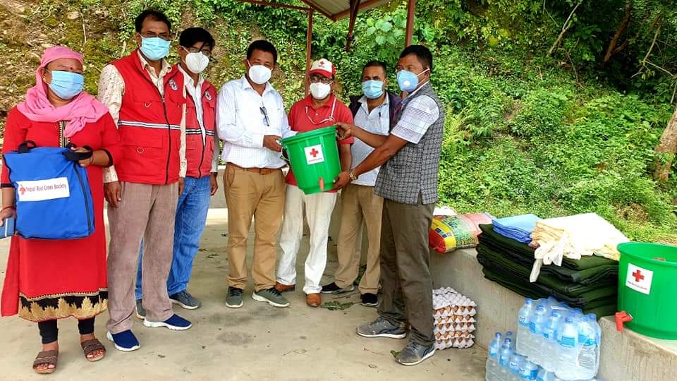 रेडक्रस मकवानपुरद्वारा राक्सिराङका कोरोना संक्रमितलाई विभिन्न सामाग्री सहयोग