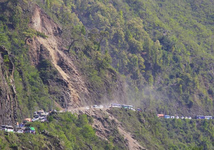 नारायणगढ–मुग्लिन सडकमा पहिराे जाँदा बाटाे बन्द