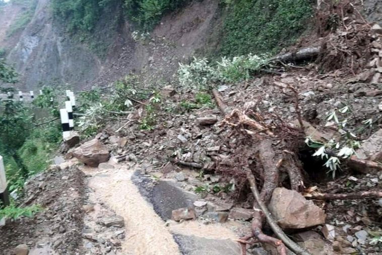 काठमाडौंबाट हेटौंडा आउँदै गरेको स्कर्पियो गाडी पहिरोले पुरिंदा १ जनाको ज्यान गयो