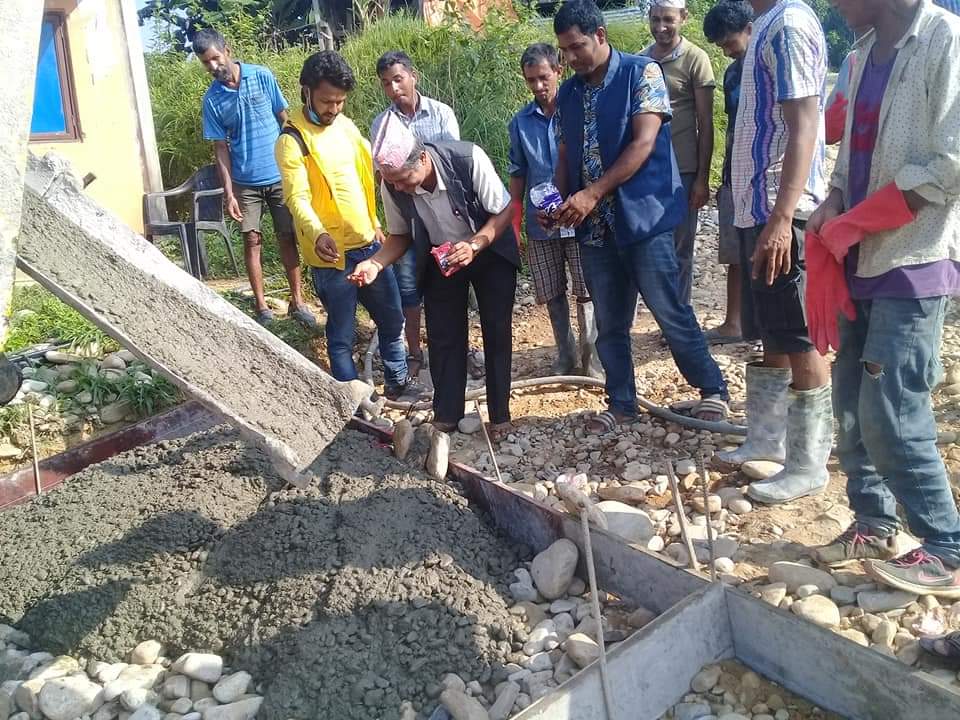 गाउँपालिका अगाडिको बाटो पक्की बन्दै , आजबाट ढलान शुरु