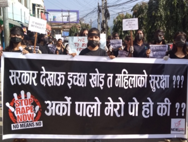 कालो कपडा अनि मुखमा पट्टी बाँधी हेटौंडामा युवा-किशोरीहरुको प्रदर्शन