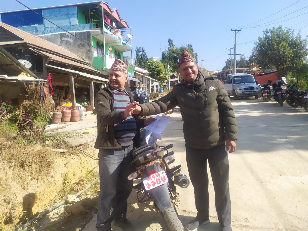 मकवानपुरगढी वडा नं ३ का वडा अध्यक्ष घिमिरेले सरकारी सुविधाको मोटरसाइकल गरे फिर्ता