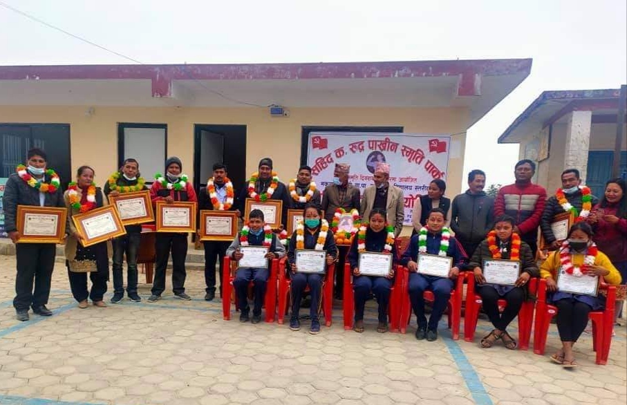 मकवानपुरगढीमा भएको हाजिरी जवाफ प्रतियोगितामा जनता मावि प्रथम