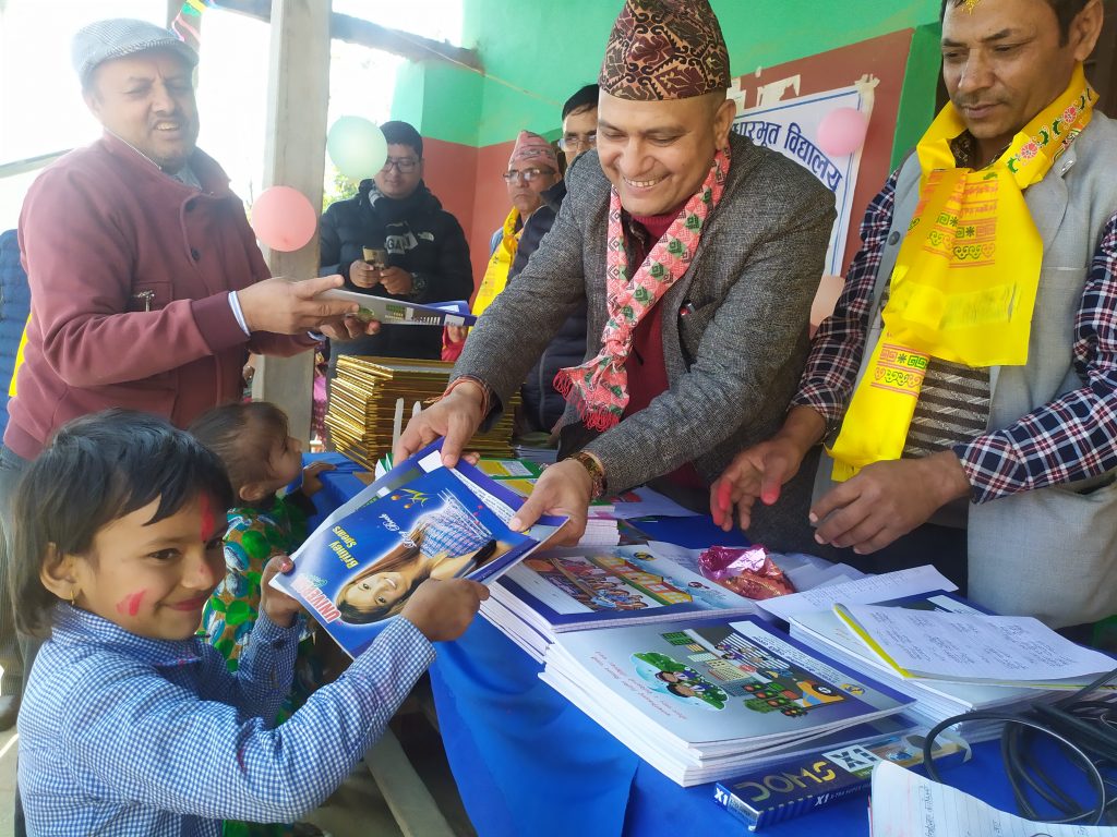 सरस्वती विद्यालयको ४५ औं वार्षिकोत्सब , सापकोटाद्वारा विद्यार्थीहरुलाई न्यानो कपडा प्रदान