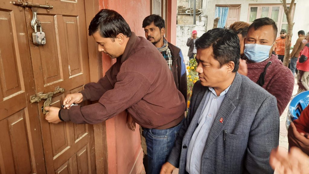 कार्यालय सुरक्षाको लागि नेकपा जिल्ला कार्यालयमा तालाबन्दी