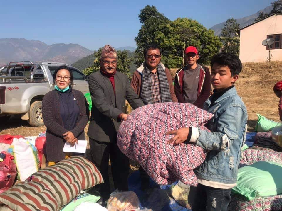 मकवानपुरगढी – ४ का विपन्न परिवारलाई खाद्यान्न र लत्ताकपडा सहयोग