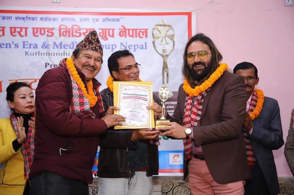 गायक संगीतकार चेतन सापकोटा सर्वोत्कृष्ट राष्ट्रभाव गायकको अवार्डबाट सम्मानित