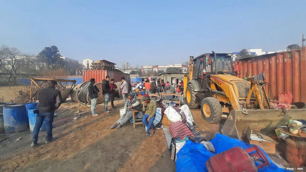 खुलामञ्च अतिक्रमण गरेर बनाइएका संरचना डोजर लगाएर हटाइयो
