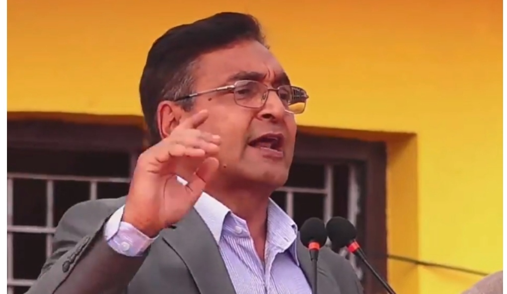 विग्रीएको राईफलले सुट गर्न खोज्दै थिए, ओलीले एके ५७ ले दनक दिए : मन्त्री रायमाझी