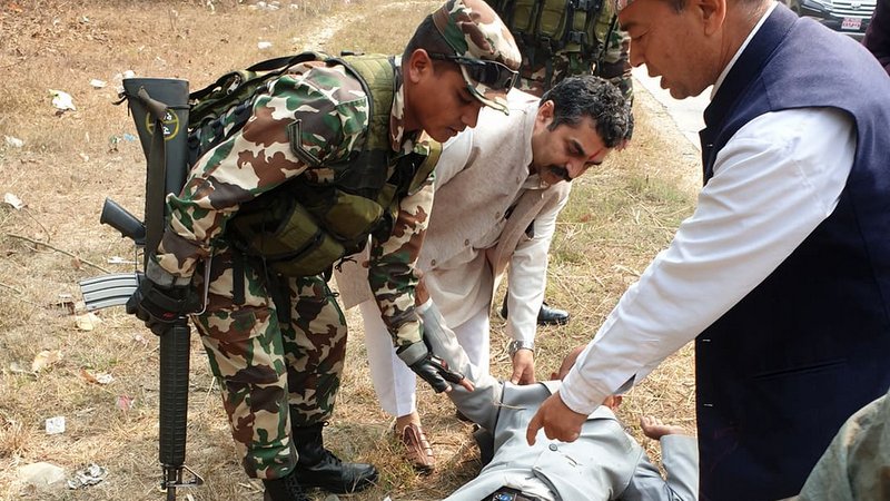 प्रदेश प्रमुख राजेश झाले सवारी दुर्घटनाका घाइतेको उद्धार गरे