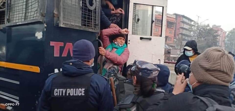 अष्टलक्ष्मी शाक्यसहितका केन्द्रीय नेताहरु पक्राउ, बन्दको नाममा बिहानै देखि तोडफोड र आगजनी सुरु