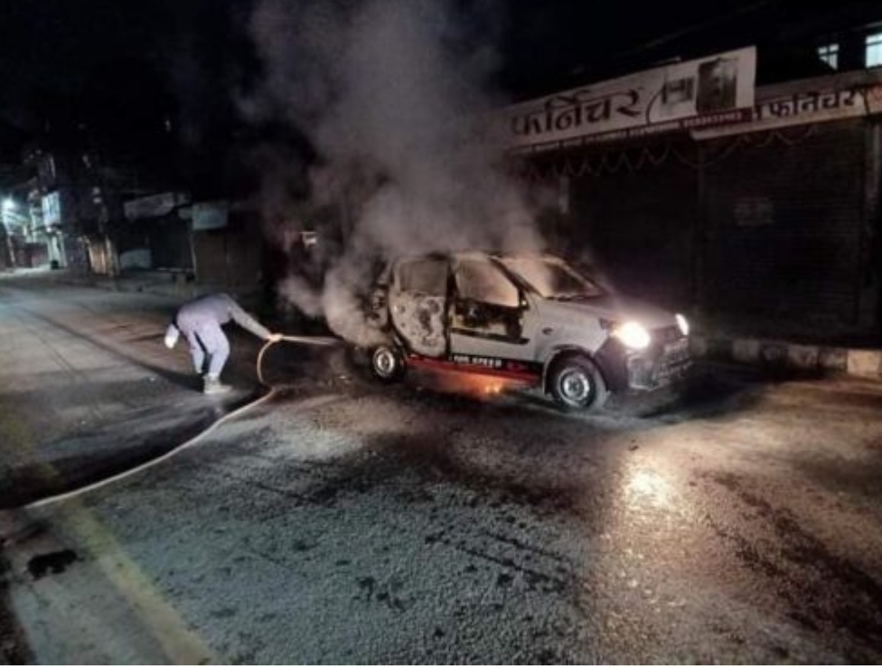 प्रचण्ड–नेपाल पक्षको आमहड्ताल: एक बिहानै अज्ञात व्यक्तिहरुद्वारा ट्याक्सीमा आगजनी