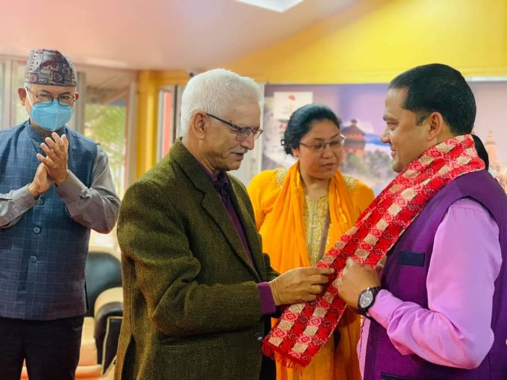 उत्सब चौलागाईं सहितको स्वास्थ्यकर्मीको टोलि एमालेमा प्रवेश