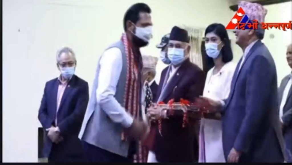 २ सय ३५ उद्योगी ब्यवसायी नेकपा (एमाले) प्रवेश