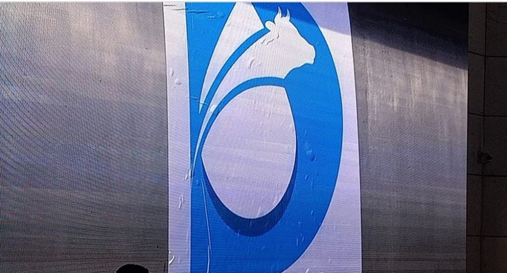 अब दुध बोक्ने गाडी पनि एम्बुलेन्स सरह ,दुधलाई अत्यावश्यक भित्र राखियो लोगो पनि छुट्टै