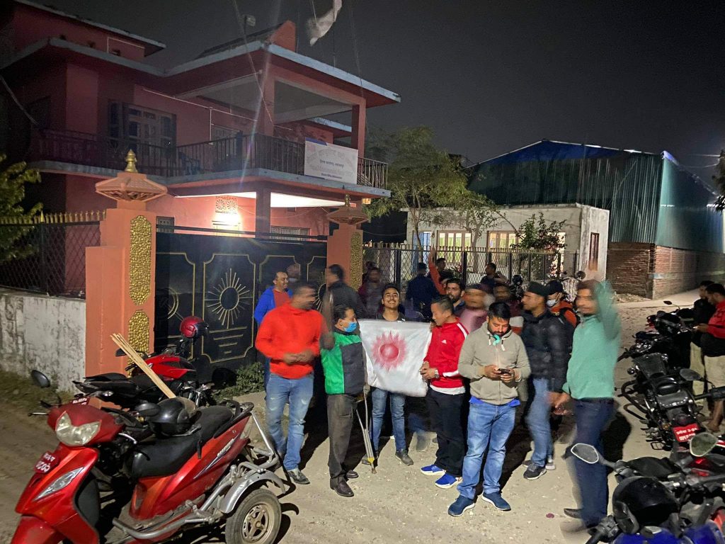 नेकपा एमाले मकवानपुरका युवाहरुद्वारा एमालेको पार्टी कार्यालयमा दिप प्रज्वलन,  एमाले र सुर्य चिन्हलाइ माया गर्नेहरुको जित भएको दाबी