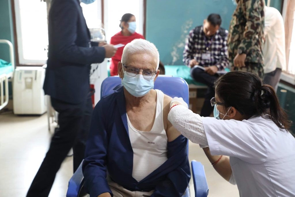 मुख्यमन्त्रीले पौडेलले कोरोना विरुद्धको खोप लगाउनुभयो