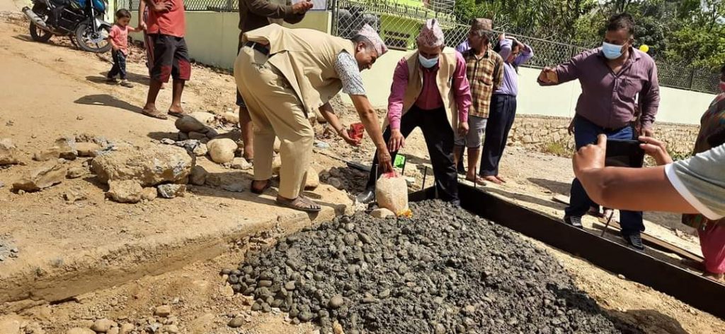 हेटौंडा – मक्रान्चुली सडक अन्तर्गत फुटसल देखि गाउँपालिका सम्मको बाटोमा स्ल्याब