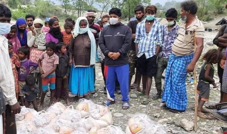 हेटौंडाको राप्तीपुलमुनी  त्रिपाल टाँगेर बस्ने १७ परिवारलाई युवा नेता रोक्काद्वारा  राहत बितरण