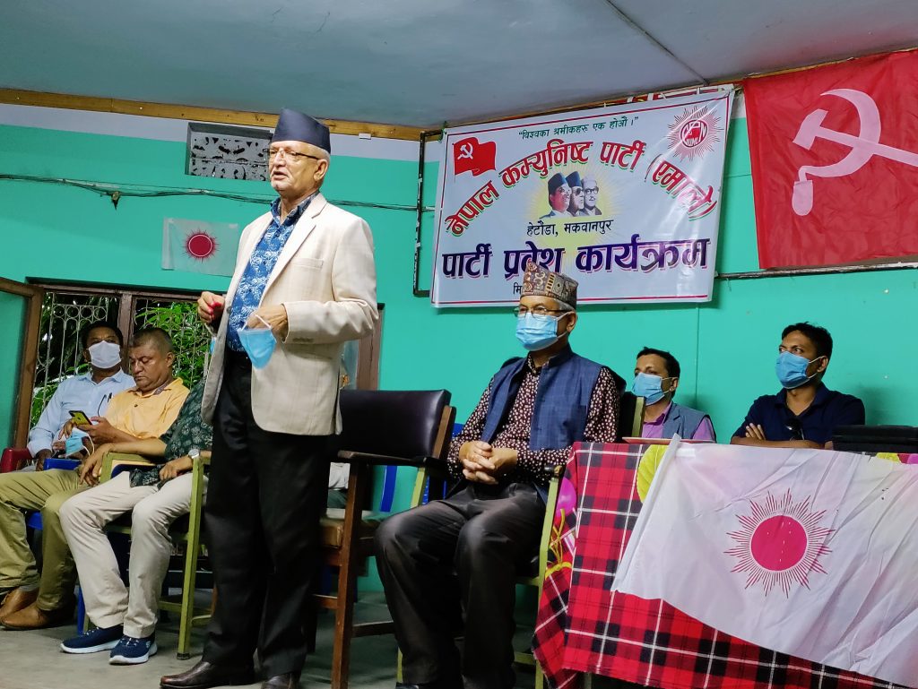 हेटौंडाका सयौं युवाहरू एमालेमा प्रबेश, मुख्यमन्त्री पौडेलद्वारा स्वागत