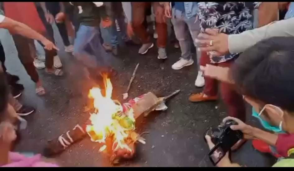 लाल गद्दार होशियार भन्दै हेटौंडामा माधव नेपाल र विरोध खतिवडाको पुत्ला दहन