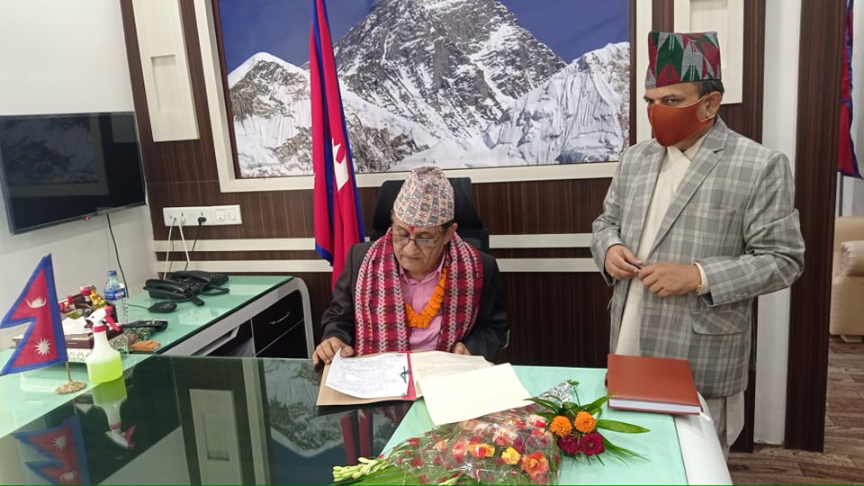 प्रदेश १ का नवनियुक्त मुख्यमन्त्री भीम आचार्यद्वारा पदभार ग्रहण