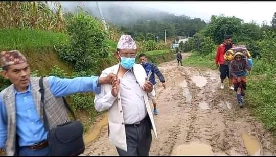 सडक नबनाएको भन्दै स्थानियले  गाउँपालिका अध्यक्षको कठालो समातेपछी…..