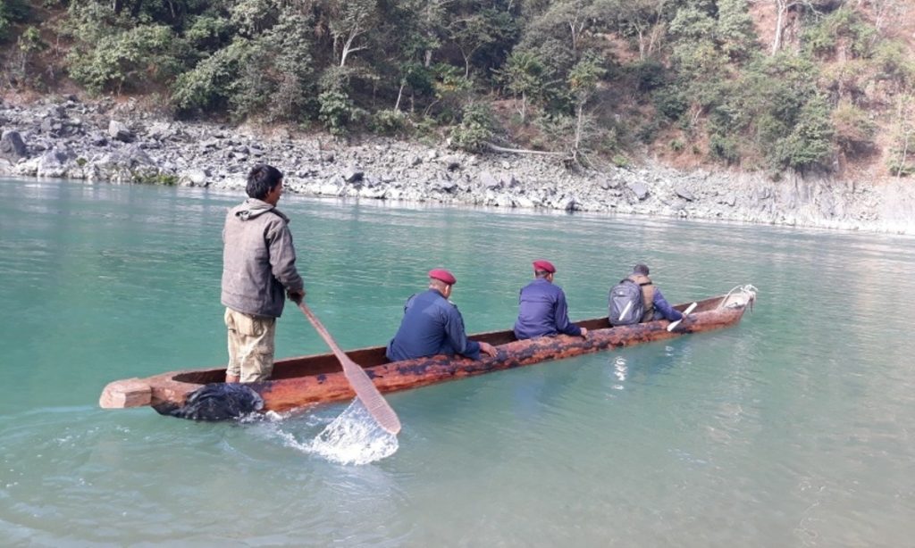 कर्णालीमा डुंगा पल्टियो : खोप लगाउन हिंडेका तीन जना बेपत्ता