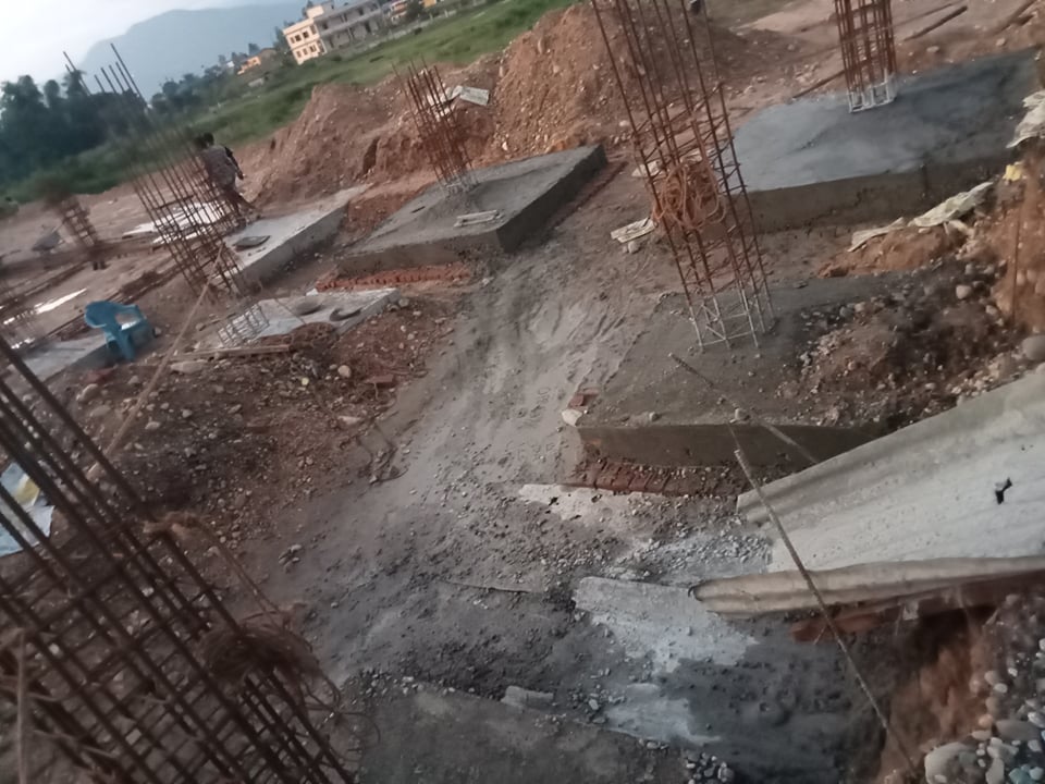 हेटौंडाको कमानेमा रंगशाला निर्माण गर्ने उदेश्यले प्याराफिट निर्माणको काम हुँदै