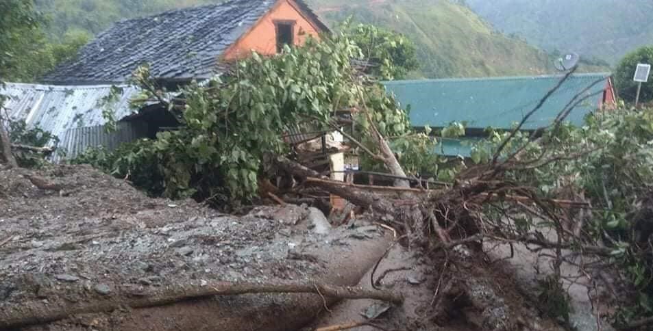 भक्तपुरमा पहिरोमा परेर ३ जनाको ज्यान गयो