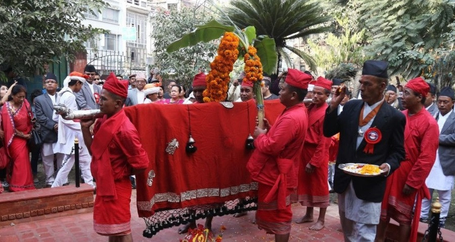 आज फूलपाती भित्र्याइँदै