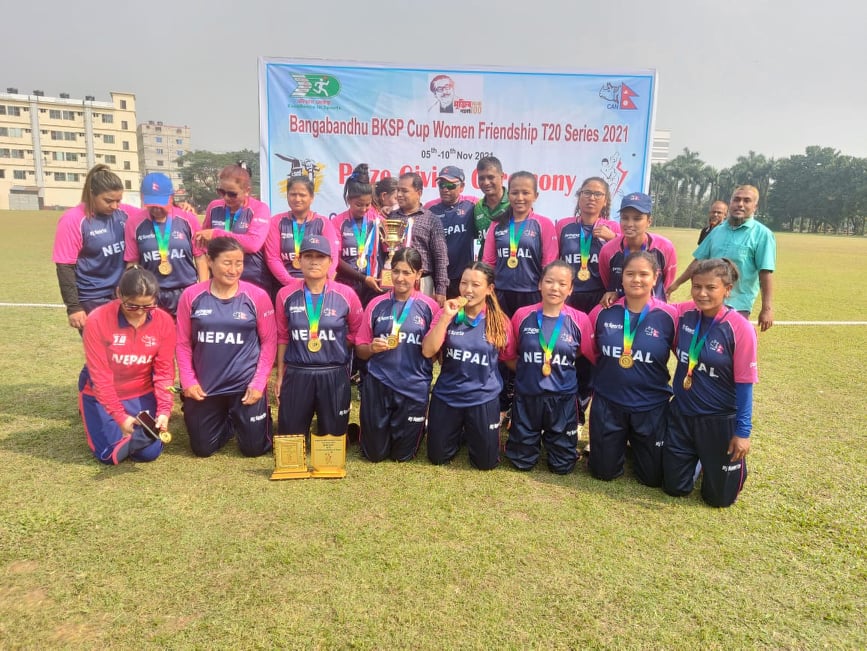 विमान चढ्न नपाएपछि नेपाली महिला क्रिकेट टोली बंगलादेशबाट बसमा नेपाल फर्कदै