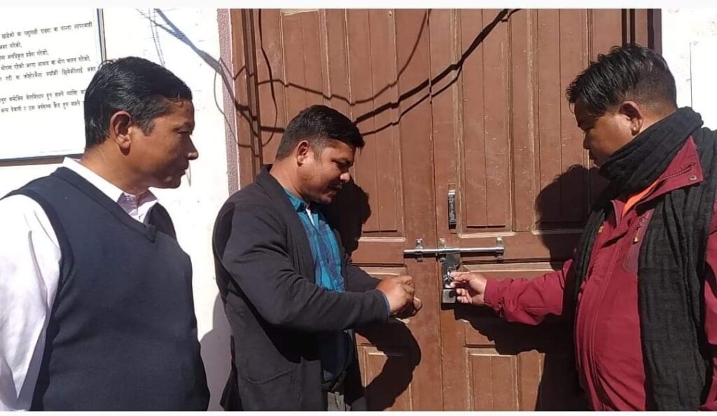 गाउँपालिका कार्यालयमा कांग्रेसले ताला लगाएको प्रती आपत्ति जनाउँदै एमालेले गर्यो भर्त्सना