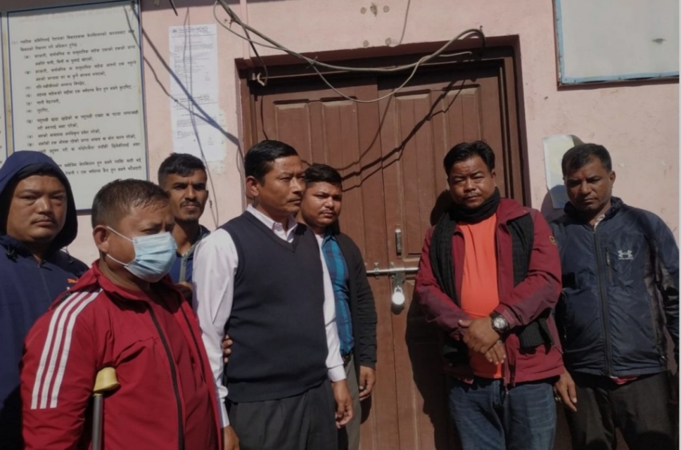 नदिजन्य पदार्थको उत्खनन तथा बिक्रीको विषयमा गाउँपालिकाको कार्यालयमा कांग्रेसले लगायो ताला