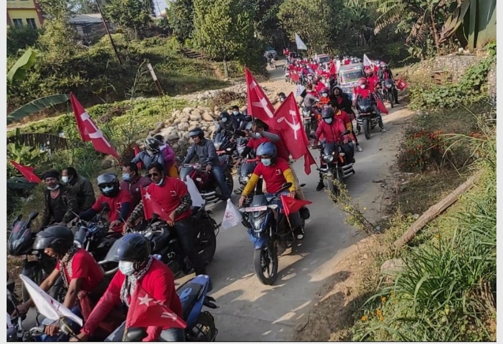 गाउँ अधिवेशनको पुर्वसन्ध्यामा मकवानपुरगढीमा माओवादी केन्द्रको मोटरसाइकल र्‍याली