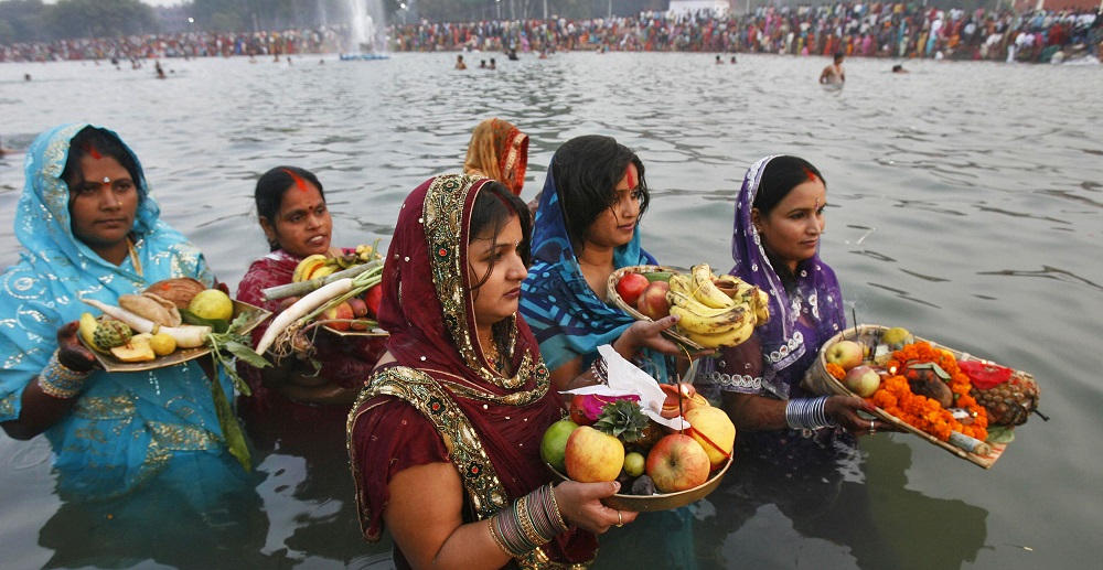 उदाउँदो सूर्यलाई अघ्र्य दिएसँगै छठ पर्व सम्पन्न