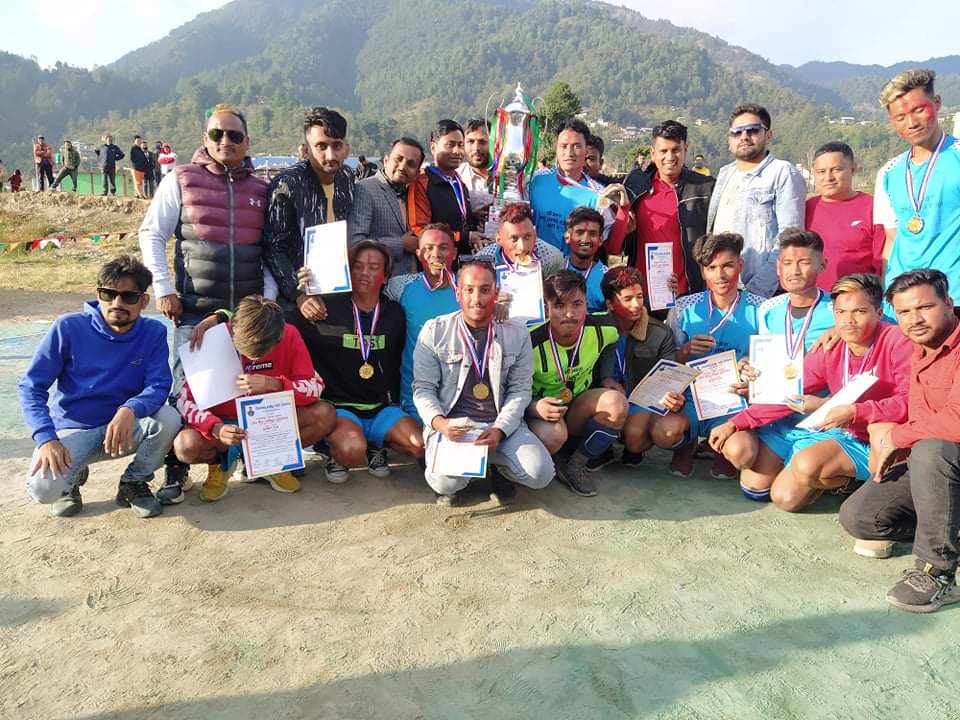 थाहामा भएको जिल्ला स्तरिय भलिबलको उपाधि आमभन्ज्याङलाई