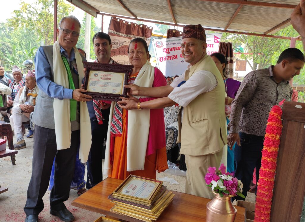 वडा भित्रका बिभिन्न क्षेत्रमा आबद्ध भई योगदान पुर्याएका ब्यक्तीत्वहरुलाई सम्मान