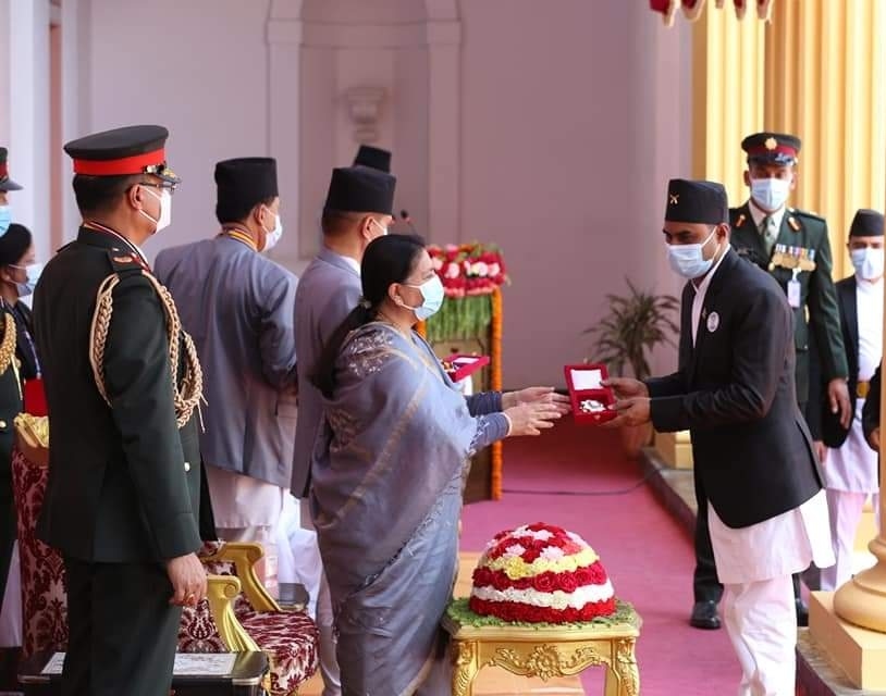 पत्रकार गिरिजा अधिकारी जनसेवाश्री विभुषणबाट विभुषित