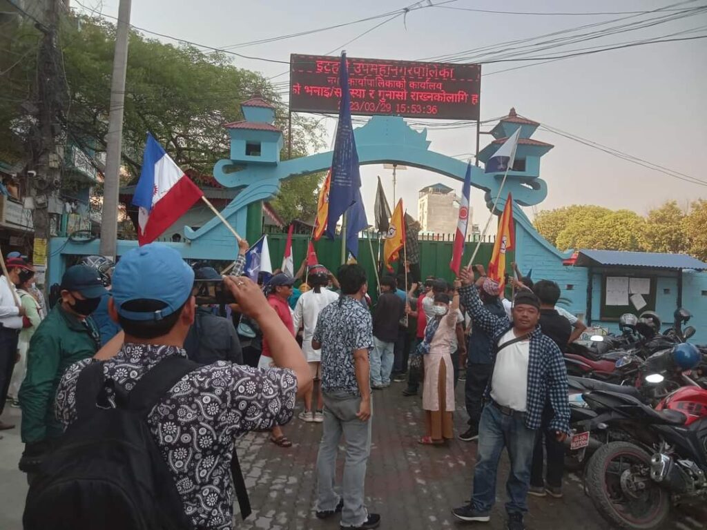 कोशी नामकरण विरोधः इटहरी उपमहानगरमा लाग्यो ताला