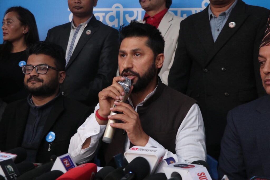 रविलाई रूपन्देही जिल्ला अदालतमा उपस्थित गराउँदै