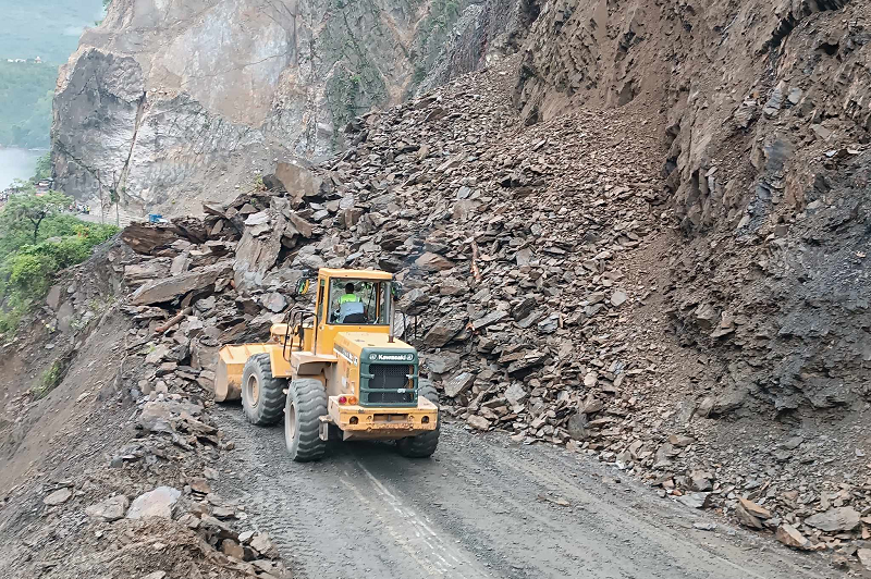 मुग्लिन–नारायणगढ सडकमा ढुङ्गाहरु झर्न सक्ने भएकाले हेरेर यात्रा गर्न आग्रह
