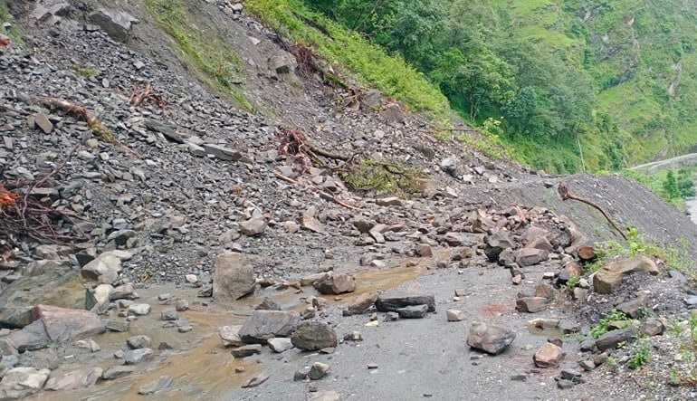 पहिरोले सडक बन्द‚ एम्बुलेन्समा नै २ जना विरामीको मृत्यु
