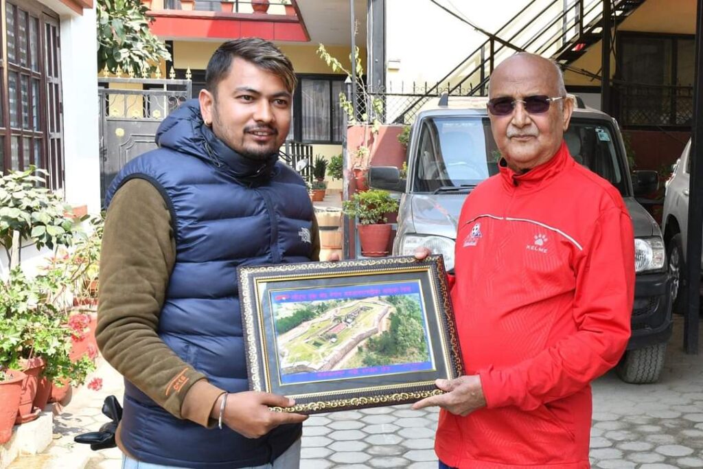 एमाले अध्यक्ष ओलीलाई ऐतिहासिक मकवानपुरगढी अंकित मायाको चिनो प्रदान