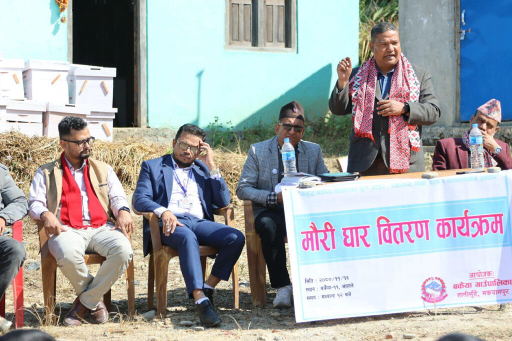 बकैयाका किसानलाई मौरीका घार सहयोग