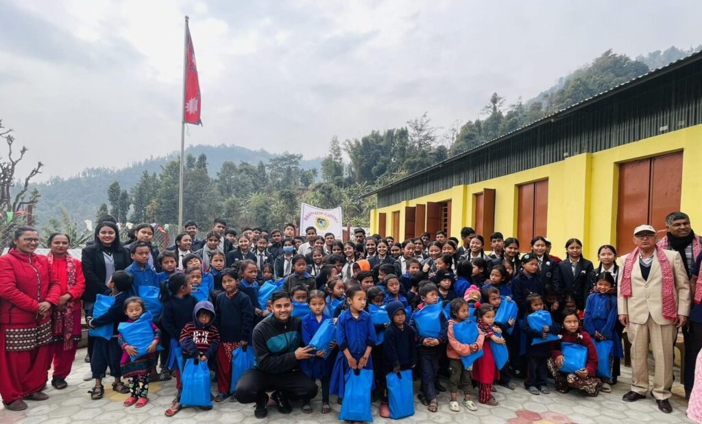 कालीदेवी आधारभूतका विद्यार्थीलाई शैक्षिक सामाग्री सहयोग