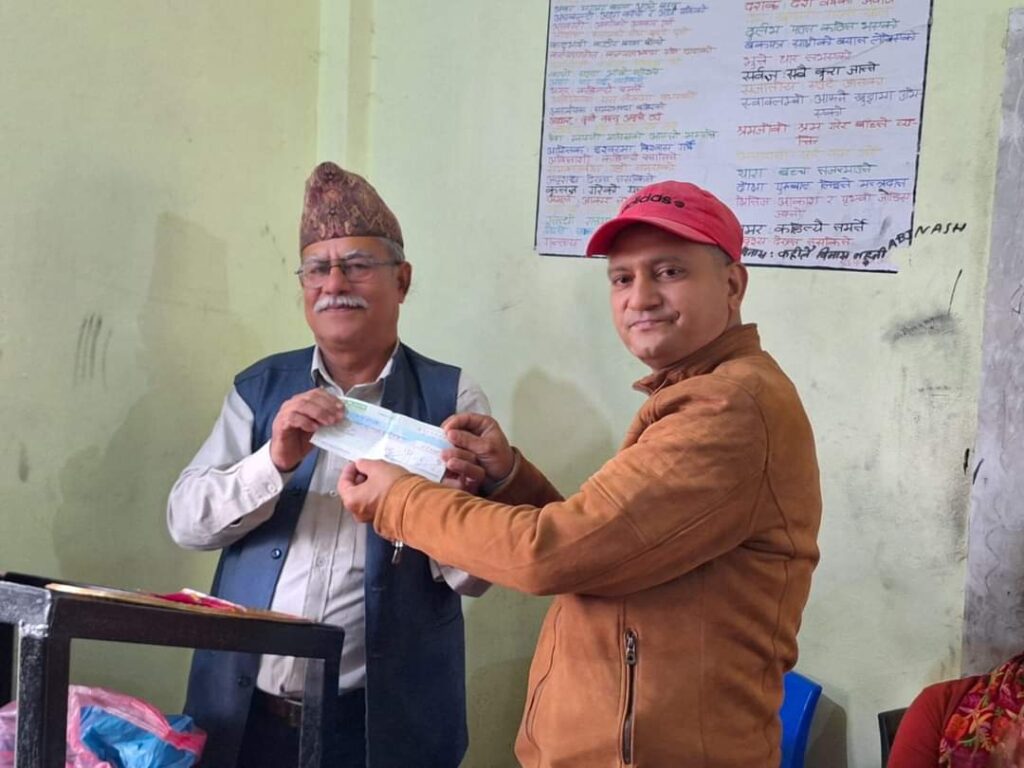 वडाध्यक्ष घिमिरे द्वारा विद्यालयलाई आर्थिक सहयोग