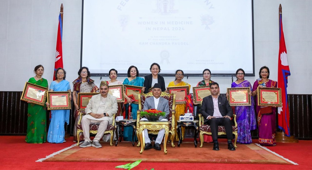 राष्ट्रपतिबाट १० जना वरिष्ठ महिला चिकित्सक सम्मानित