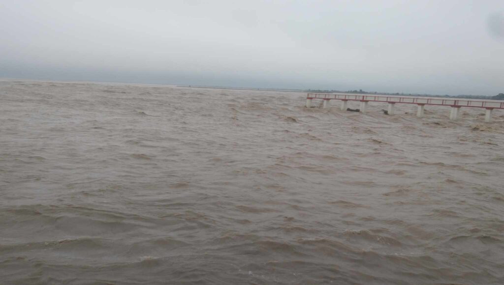 सप्तकोशीको टापुमा फसेकाहरूको हेलिकप्टरबाट उद्धार गरिँदै