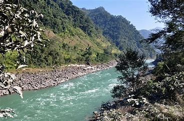 त्रिशूली नदीले एक्साभेटर र टिप्पर बगायो